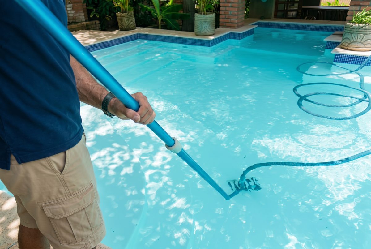 Aspiração do fundo da piscina na manutenção